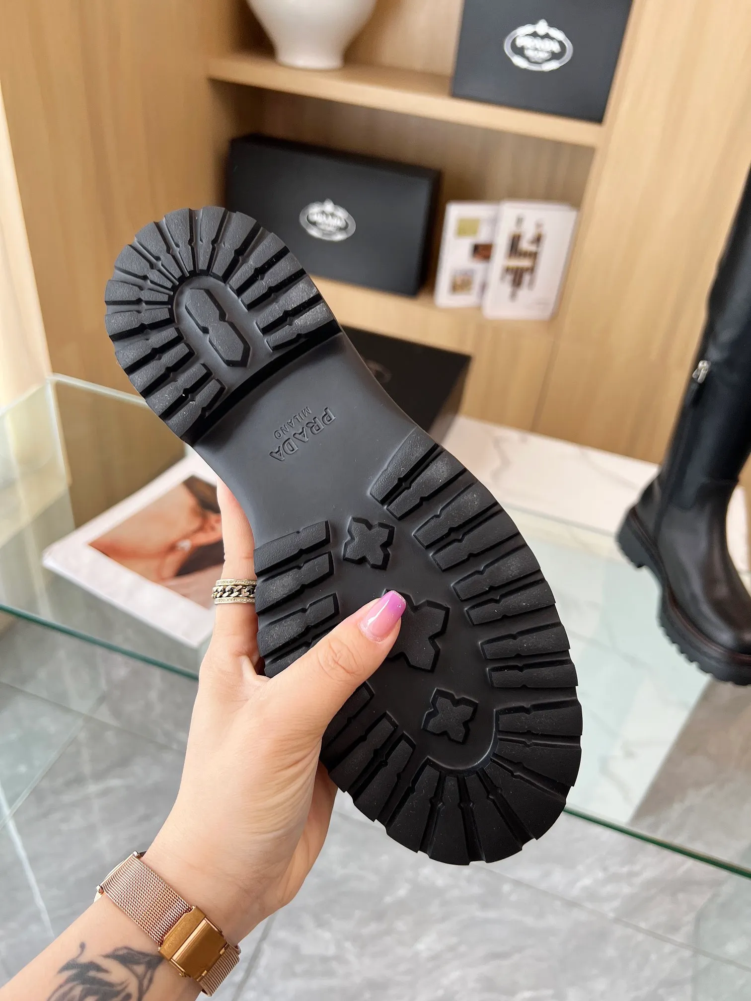 👟👟Ex-factory price 720👟👟 𝐏𝐑𝐀𝐃𝐀New Prada 2024 autumn and winter catwalk boots. Original purchased from Taikoo Hui and reprinted. The shoes are very light on the feet and the walking comfort is very good. The design style using the triangle logo is worth owning. The shoe shape has great charm and a very distinctive design sense. It is highly recognizable. The leather is soft and extremely comfortable! Fabric: Cowhide. Lining: Cowhide. Size: 35-41